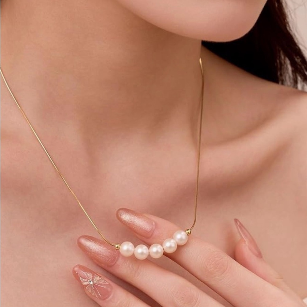 Elegant Gold and Pearl Necklace